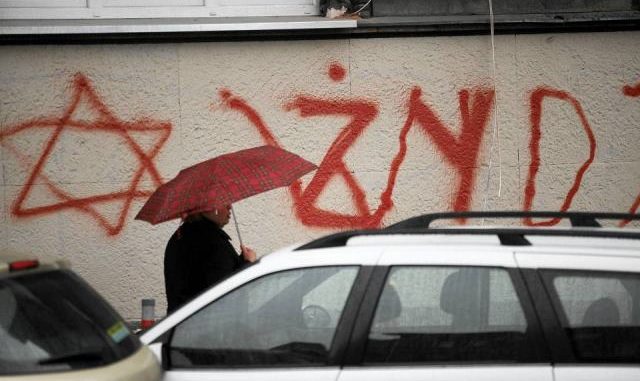 z14211692V,Antysemicki-napis-na-murze-kamienicy-w-Krakowie IPN wypuścił dżina antysemityzmu