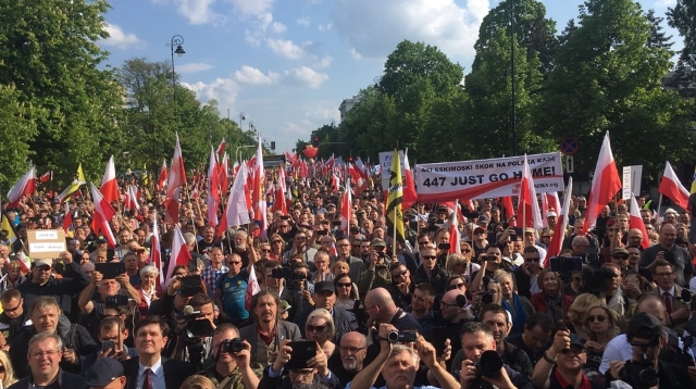 Marsz-STOP-447-w-Warszawie.-Fot.-twitter.com-@MGKrupa-970x542