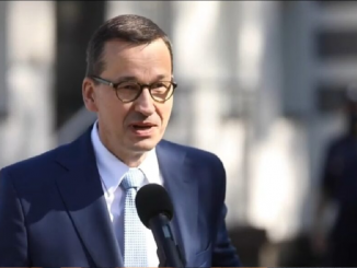 Morawiecki ZMIAŻDŻYŁ Trzaskowskiego
