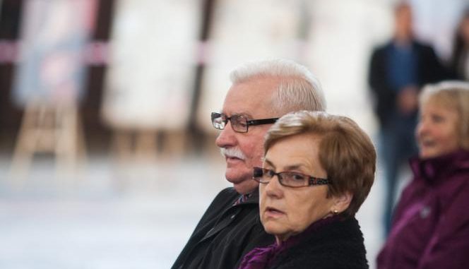 Lech Wałęsa doprowadził żonę do płaczu. Lech Wałęsa doprowadził żonę do płaczu.