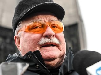 będę pod kościołem zbierał pieniądze