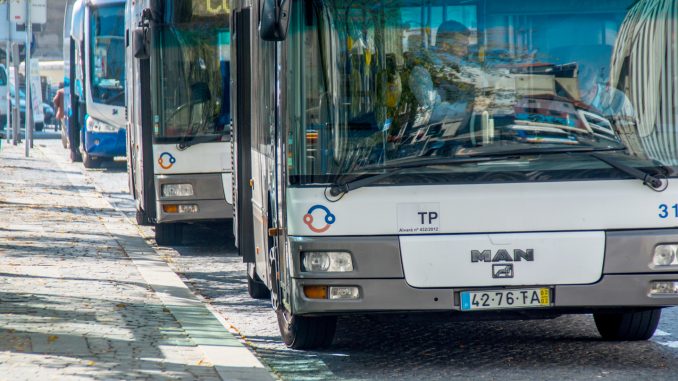 Ludzie na spotkania z Morawieckim i Dudą są zwożeni na siłę Ludzie na spotkania z Morawieckim i Dudą są zwożeni na siłę