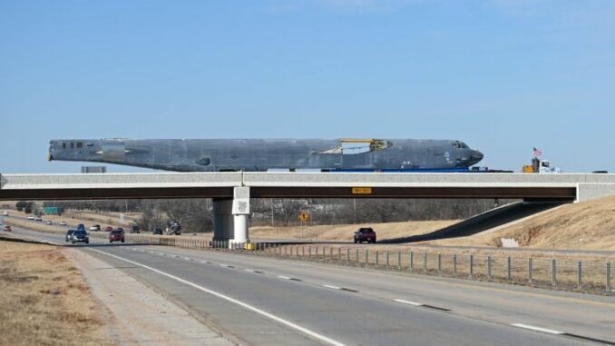 Robi wrażenie! USA: Ciężarówka wiozła 48-metrowy bombowiec przez... 1600 km!
