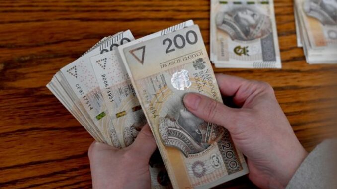 Rząd PiS rozdaje Ukraińcom w Polsce olbrzymie pieniądze. Polacy mają dość Niezależny dziennik polityczny