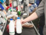 W sklepach coraz drożej. Jeden z najważniejszych produktów z wyższą ceną