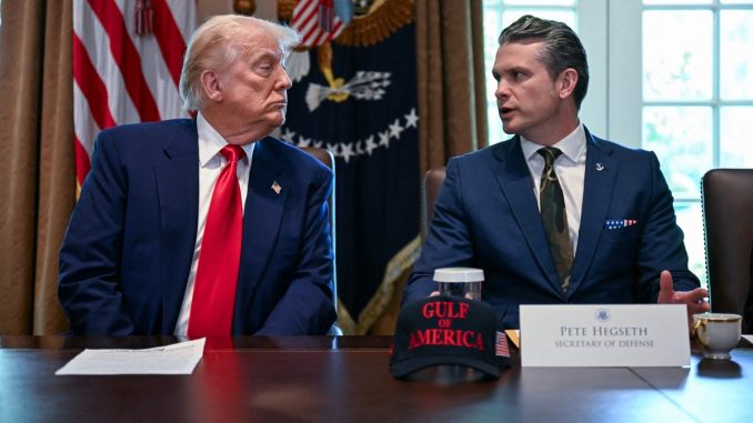 prezydent-usa-donald-trump-i-sekretarz-obrony-pete-hegseth-kwiecien-2025-r