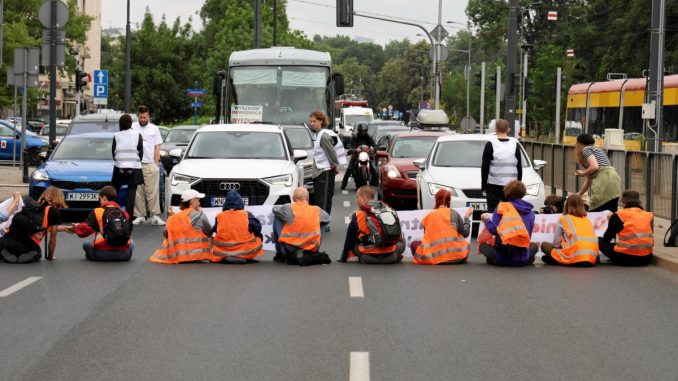 z31108728IEG,Jedna-z-blokad-ulic-organizowanych-w-Warszawie-prz