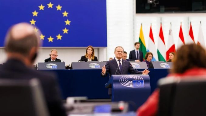 Niemiecki europoseł: odmrożenie pieniędzy z UE dla Polski po wyborze Tuska było błędem niezależny dziennik polityczny