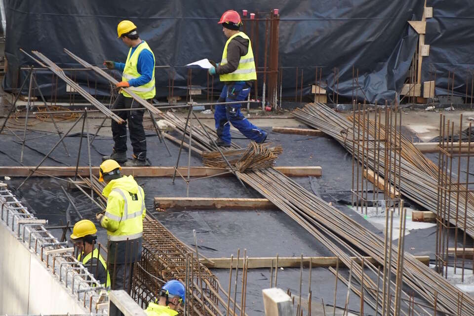 Polski przemysł w kryzysie! Wskaźnik PMI najniżej od miesięcy. „Producenci wciąż redukowali zatrudnienie, zakupy i zapasy”