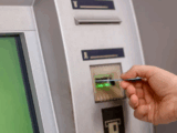 Banki podnoszą opłaty. Klienci zapłacą więcej za karty i wypłaty z bankomatów?