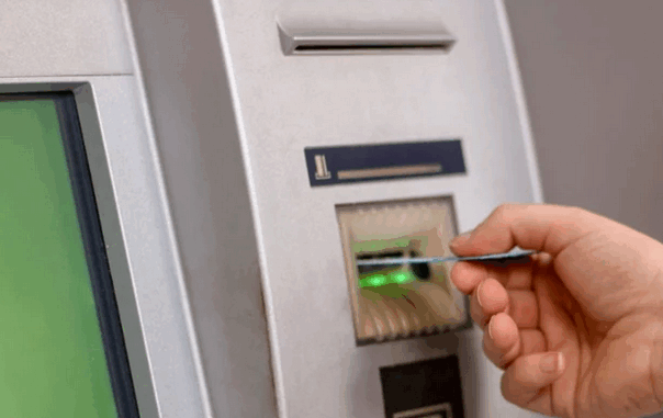 Banki podnoszą opłaty. Klienci zapłacą więcej za karty i wypłaty z bankomatów? niezależny dziennik polityczny