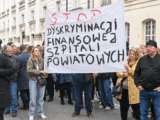 „Zamykamy oddziały na chybił trafił”. Protest pod Ministerstwem Zdrowia