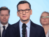 „Poproś asystentów, to ci zrobią notatkę”. Morawiecki kpi z Tuska