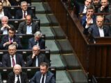 Zaskakujące zmiany poparcia w sondażu politycznym: PiS zyskuje, KO traci