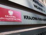 Zamieszanie wokół KRS: Polityczne Gry i Ich Wpływ na System Sprawiedliwości