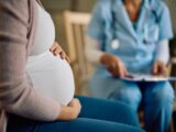 Poród na sali sądowej w Nowym Jorku: Kontrowersje wokół traktowania ciężarnej kobiety
