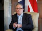 Keir Starmer broni swojej pozycji pomimo presji w Partii Pracy