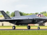 Awaryjne Lądowanie Myśliwców F-35B: Problemy Techniczne w Drodze do Wielkiej Brytanii