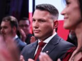 Sławomir Mentzen zatrzymany na lotnisku w Londynie: Kontrowersyjne przepychanki z brytyjskimi służbami
