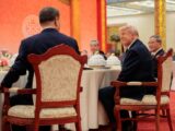 Trump i Jinping: Dyplomatyczne gesty przy stole w Pekinie