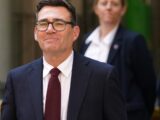 Andy Burnham obejmuje urząd premiera i wprowadza zmiany w polityce