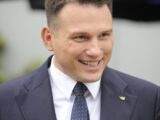 Polityczny spór: Mentzen kontra zarzuty PiS o zakulisowe umowy z Tuskiem