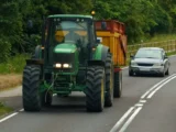 Kontrowersje wokół wyprzedzania traktorów na polskich drogach