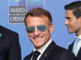 Emmanuel Macron zmagający się z problemem zdrowotnym podczas szczytu NATO