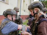 Młodzi mężczyźni domagają się większego udziału kobiet w obronności