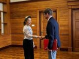 Spotkanie Aung San Suu Kyi z przedstawicielem Czerwonego Krzyża w Mjanmie