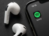 Spotify wprowadza odznaki identyfikujące artystów wygenerowanych przez AI