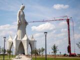 Skandal wokół monumentalnego dzieła: Sztuka czy prowokacja?