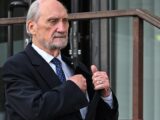 Incydent podczas miesięcznicy smoleńskiej: Macierewicz używa pistoletu na farbę