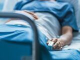 Zwolnienia opiekunów medycznych mogą pogorszyć jakość opieki
