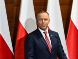 Prezydent Nawrocki podpisuje ustawę o podatku dla koncernów paliwowych – apel o natychmiastowe obniżki cen